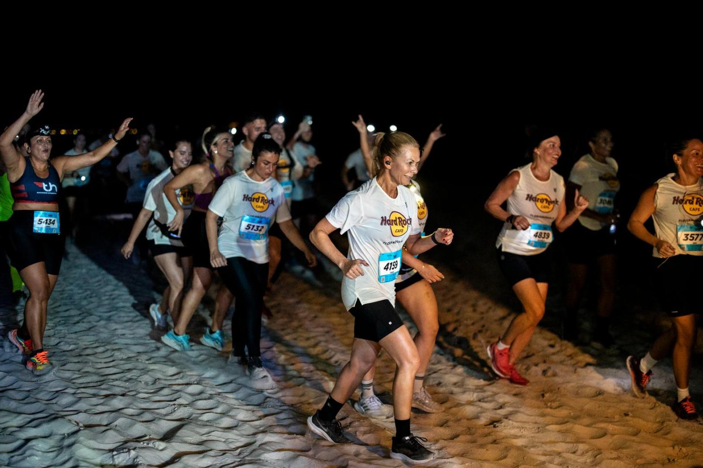 Treinão agita competidores e marca o lançamento oficial da Jurerê Night Run | Hard Rock Cafe Florianópolis 2026